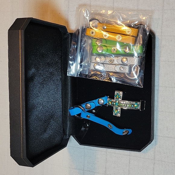 Cross Bracelet, multiple color straps - Picture 1 of 9